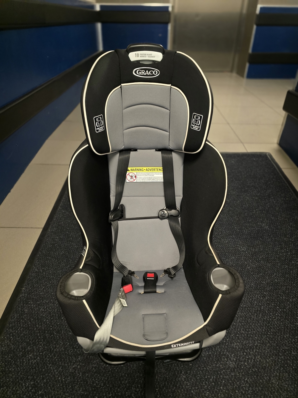 Graco Extend2Fit Convertible Car Seat in Black and Gray (Gotham) Like New.